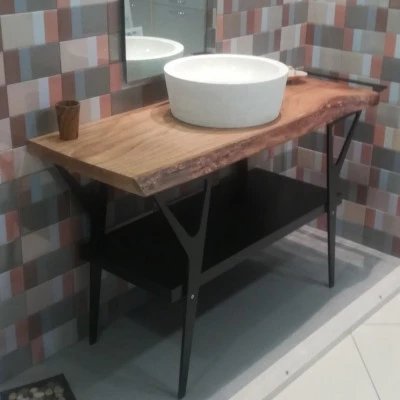 Mobile con top in legno massello, ciotola in marmo e specchiera