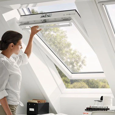 Velux GGL(bilico) con EDW in legno naturale