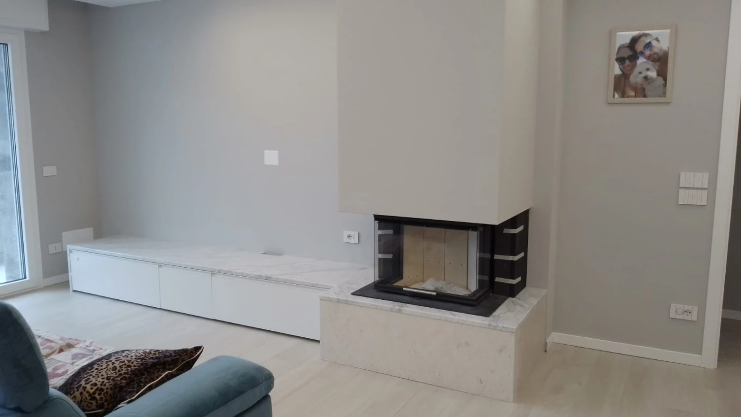  Abitazione privata San Marino, Camino a Legna Scan 5004 con rivestimento in Marmo Bianco Carrara e acciaio progetto Arch.Casadei M. Caem Group spa 