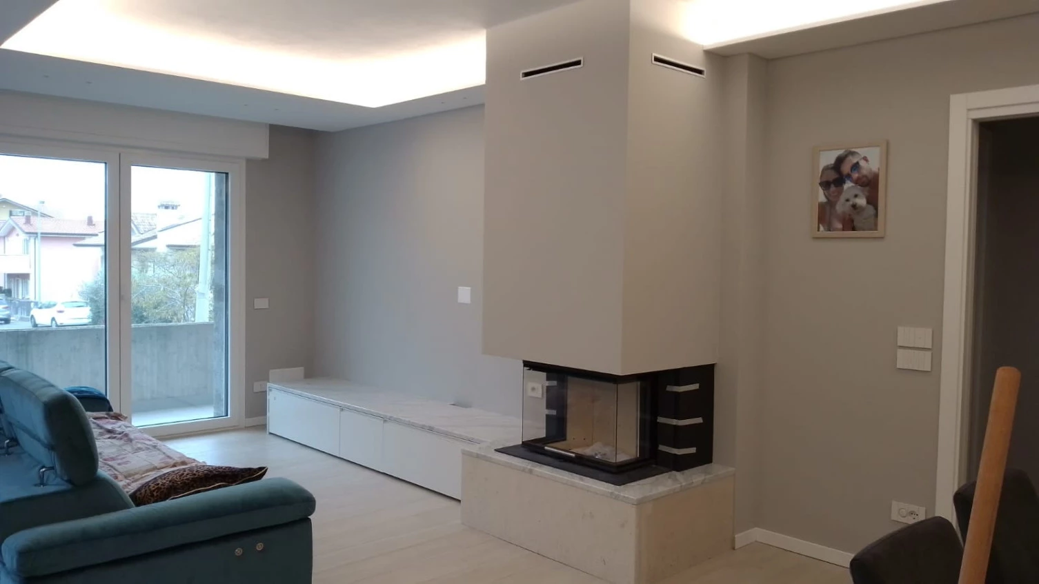  Abitazione privata San Marino, Camino a Legna Scan 5004 con rivestimento in Marmo Bianco Carrara e acciaio progetto Arch.Casadei M. Caem Group spa 