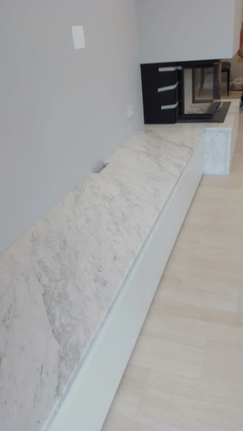  Abitazione privata San Marino, Camino a Legna Scan 5004 con rivestimento in Marmo Bianco Carrara e acciaio progetto Arch.Casadei M. Caem Group spa 