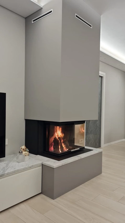  Abitazione privata San Marino, Camino a Legna Scan 5004 con rivestimento in Marmo Bianco Carrara e acciaio progetto Arch.Casadei M. Caem Group spa 