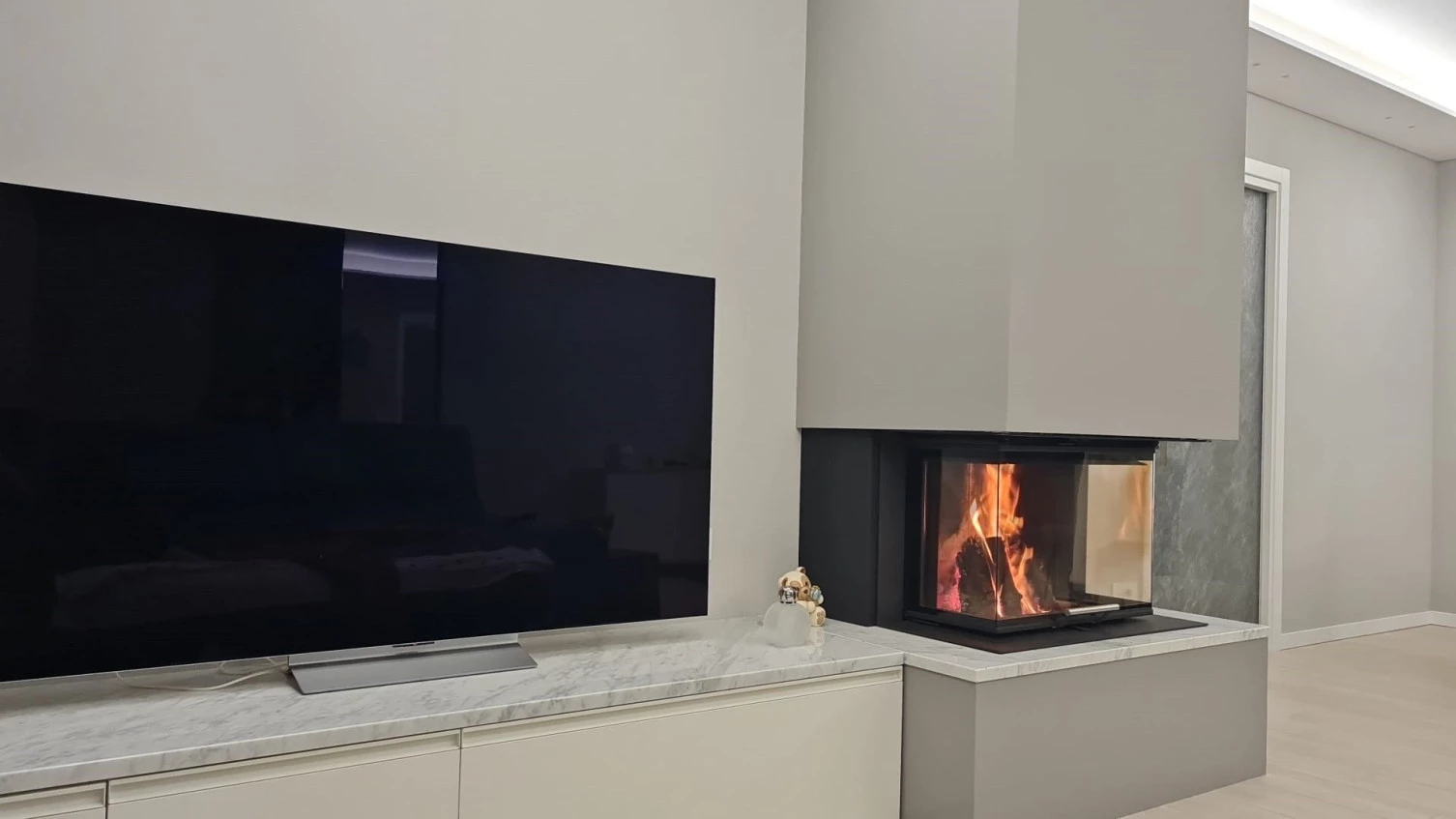  Abitazione privata San Marino, Camino a Legna Scan 5004 con rivestimento in Marmo Bianco Carrara e acciaio progetto Arch.Casadei M. Caem Group spa 