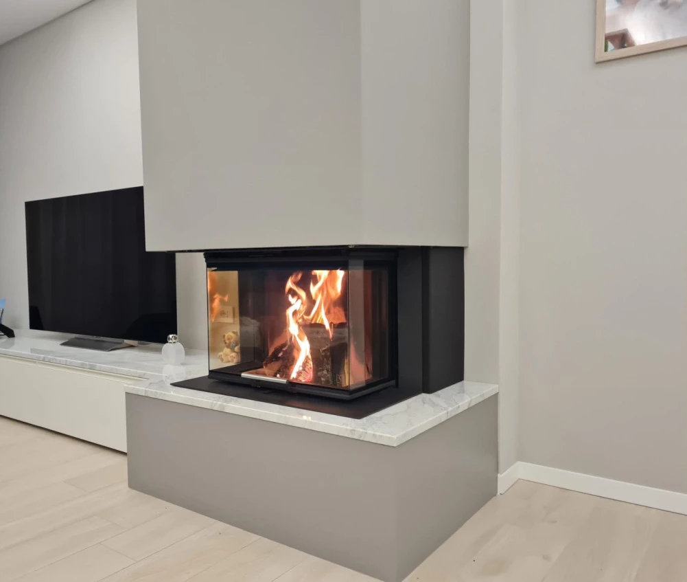  Abitazione privata San Marino, Camino a Legna Scan 5004 con rivestimento in Marmo Bianco Carrara e acciaio progetto Arch.Casadei M. Caem Group spa 