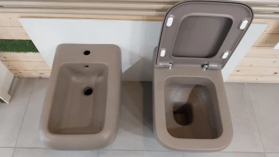 Gruppo sanitari a terra filoparete Wc + sedile soft-close + bidet + lavabo d'appoggio Cielo Shui a terra color Arenaria opaco