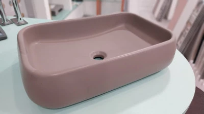 Gruppo sanitari a terra filoparete Wc + sedile soft-close + bidet + lavabo d'appoggio Cielo Shui a terra color Arenaria opaco